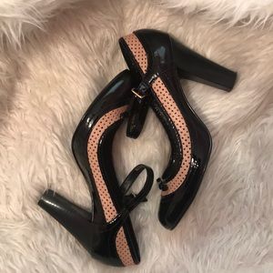 Thick High heeled tan and black pump - shoestock